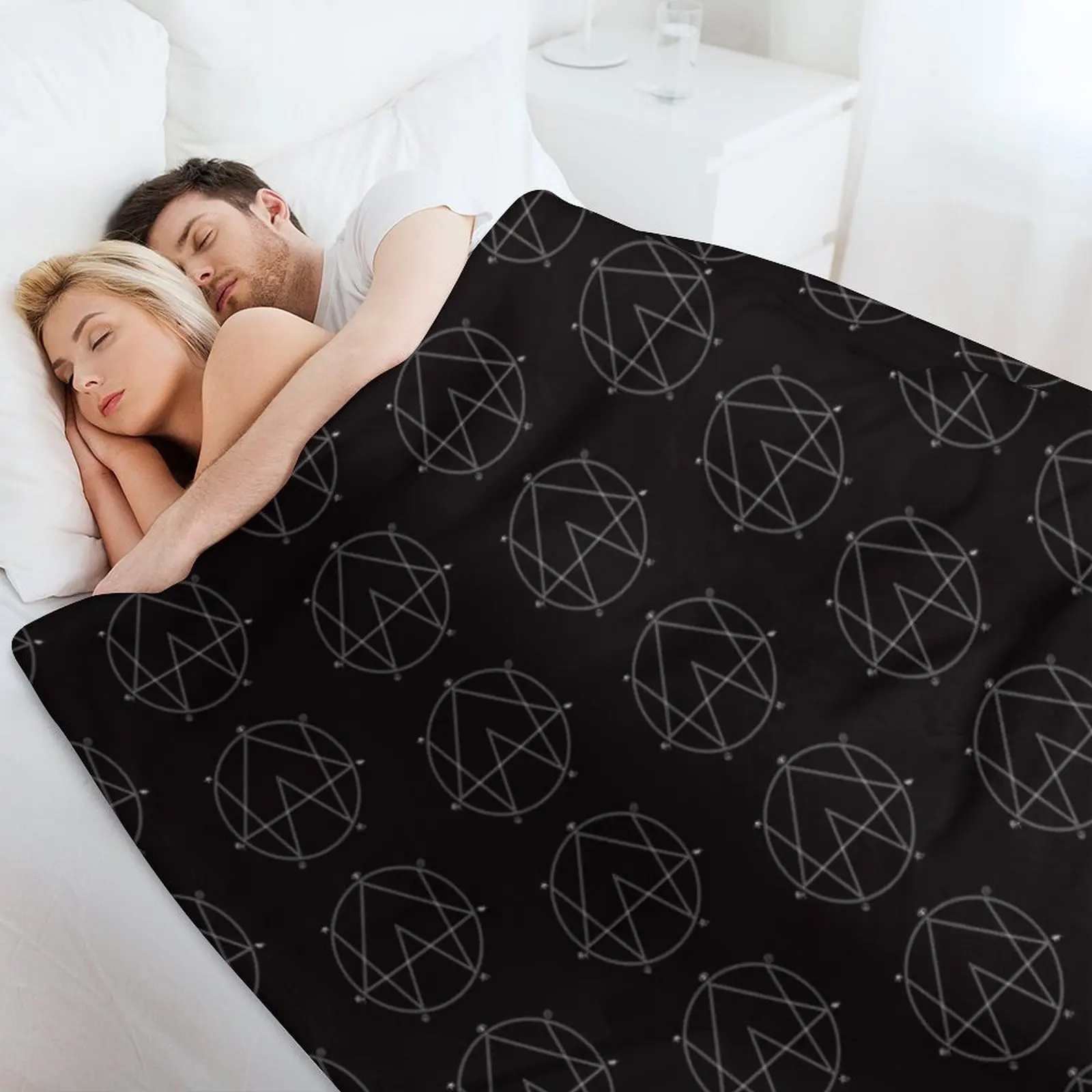 Alison Wonderland Logo-deken W - Home Office Logo recensie en prijs